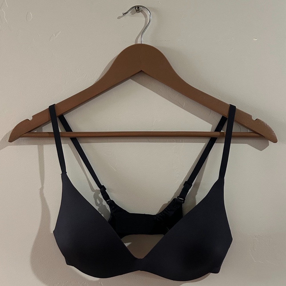 skims | wireless form push-up plunge bra in onyx ↷ - Picture 10 of 16